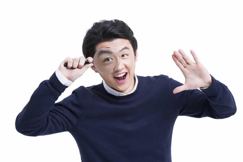 东方人,成年人,一个人,笑,微笑,露齿笑,横图,留白,抠图,白色背景,正面,时尚,快乐,幸福,北京,中国,亚洲,仅一个男性,仅一个人,放大镜,注视,休闲装,仅一个年轻男性,观察,看,站着,表情,活力,摄影,放大,观看,惊奇,幽默,察看,关注,肖像,东亚,男人,男性,年轻男性,亚洲人,中国人,年轻人,半身,彩图,影棚拍摄,bj175