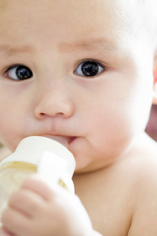 东方人,婴儿,儿童,脸,头,脸颊,一个人,竖图,特写,正面,纯洁,安全,水,北京,日光,中国,亚洲,仅一个人,喝,握,干燥,奶瓶,注视,饮食,裸露,肩膀,小孩,瓶子,容器,观察,看,健康,表情,放松,可爱,童年,童趣,无辜,握着,吸,摄影,活泼,生长,奶嘴,婴儿用品,观看,储藏,保护,察看,储存,关爱,关注,奶粉,宝宝,裸,逆光,童真,饥饿,东亚,纯真,烂漫,无邪,发展,柔和,婴儿食品,口渴,开端,无忧无虑,伶俐,天真,亚洲人,中国人,孩子,头部,脸部,脸蛋,面部,彩图,影棚拍摄,贮存,弱点,好奇心,饿,bj175