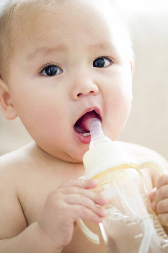 东方人,婴儿,儿童,脸,头,脸颊,一个人,竖图,特写,正面,纯洁,安全,水,北京,日光,中国,亚洲,仅一个人,喝,握,干燥,奶瓶,注视,饮食,裸露,肩膀,小孩,瓶子,容器,观察,看,张嘴,健康,表情,放松,可爱,童年,童趣,无辜,握着,摄影,活泼,生长,奶嘴,婴儿用品,观看,储藏,保护,察看,储存,关爱,关注,奶粉,宝宝,裸,逆光,张大嘴巴,童真,饥饿,东亚,纯真,烂漫,无邪,发展,柔和,婴儿食品,口渴,开端,无忧无虑,伶俐,天真,亚洲人,中国人,孩子,头部,脸部,脸蛋,面部,张开嘴,彩图,影棚拍摄,贮存,弱点,好奇心,饿,bj175