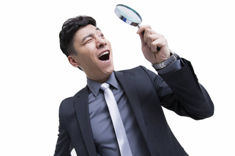 东方人,成年人,中年人,一个人,商务人士,商务男性,笑,微笑,露齿笑,横图,留白,抠图,白色背景,正面,衬衫,西装,商务,时尚,快乐,兴奋,幸福,热情,成功,信心,北京,中国,亚洲,仅一个男性,仅一个人,仅一个中年男性,握,套装,正装,放大镜,领带,现代,刺激,看,站着,张嘴,职业,独立,表情,活力,乐趣,探索,握着,摄影,放大,发现,惊奇,幽默,享乐,变形,商务装,张大嘴巴,工薪阶层,东亚,搜寻,一套,男人,男性,中年男性,亚洲人,中国人,白领,上班族,张开嘴,半身,彩图,影棚拍摄,衬衣,欢乐,机遇,焦距,办公室职员,好奇心,广角,bj175
