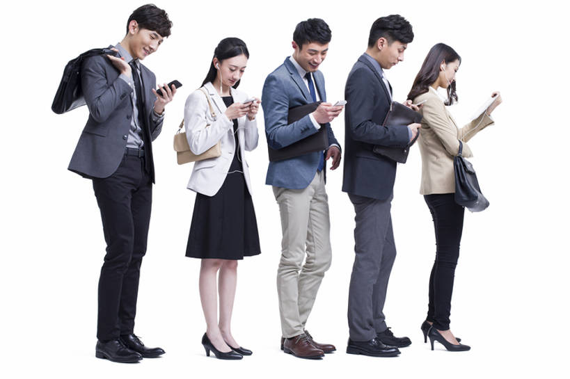 东方人,成年人,中年人,商务人士,商务男性,商务女性,横图,留白,抠图,白色背景,侧面,衬衫,西装,商务,时尚,电脑,笔记本电脑,技术,城市,地铁,车站,手机,北京,中国,亚洲,五个人,一排,握,套装,正装,整齐,列队,网络,公文包,领带,公共交通,音乐,听,通讯设备,现代,手叉腰,排列,耳麦,排队,站着,放松,握着,运输,摄影,生活方式,无线,公共设施,享乐,顺序,队列,发短信,通信设备,商务装,等,无线网络,无线上网,便携式电脑,工薪阶层,平板电脑,智能手机,东亚,一套,无线电技术,厌倦,手提电脑,男人,男性,年轻男性,年轻女性,女人,女性,中年男性,亚洲人,中国人,年轻人,白领,上班族,彩图,全身,影棚拍摄,衬衣,旅行,商务旅行,bj175
