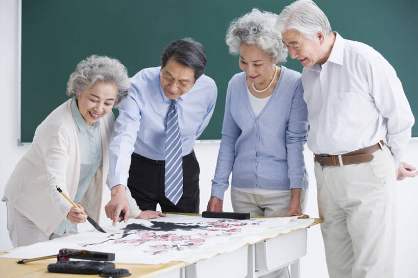 东方人,成年人,老年人,四个人,学生,教师,笑,微笑,露齿笑,横图,正面,衬衫,快乐,通讯,幸福,北京,中国,亚洲,一排,弯腰,正装,整齐,毛笔,墨水,书法,眼镜,砚台,领带,教育,年轻,音乐,休闲装,书桌,传统,排列,站着,职业,教室,摄影,生活方式,指导,颜料,退休,知识,队列,中国文化,国画,宣纸,东亚,陪同,教员,技能,陪伴,老年男性,老年女性,男人,男性,女人,女性,亚洲人,中国人,讲师,老师,画画,彩图,欢乐,大学,先生,传统文化,人老心不老,写意画,伴随,老年大学,bj175