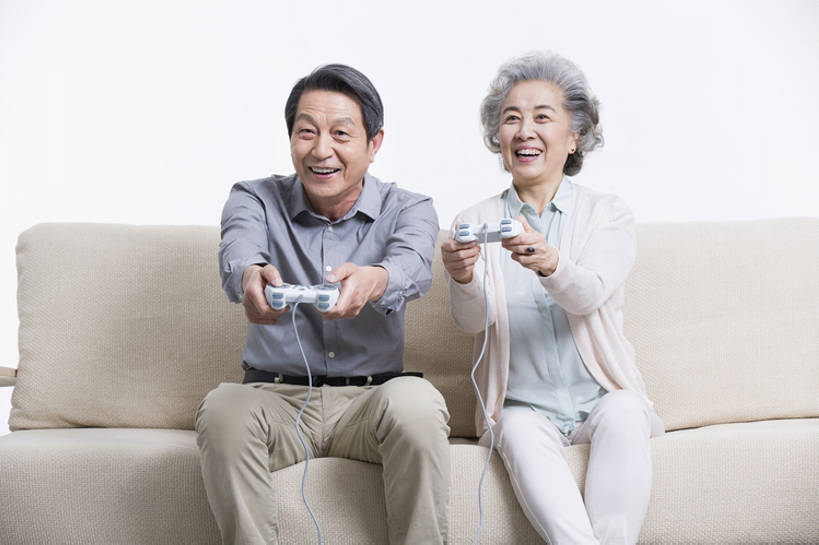 东方人,成年人,老年人,两个人,丈夫,妻子,家,客厅,笑,微笑,露齿笑,横图,正面,快乐,兴奋,幸福,沙发,北京,中国,亚洲,握,玩,休闲装,娱乐,刺激,休闲,放松,乐趣,握着,摄影,生活方式,退休,起居室,享乐,游戏手柄,东亚,陪同,陪伴,老年男性,老年女性,男人,男性,女人,女性,亚洲人,中国人,情侣,休闲活动,坐着,彩图,欢乐,人老心不老,电子游戏机,伴随,bj175