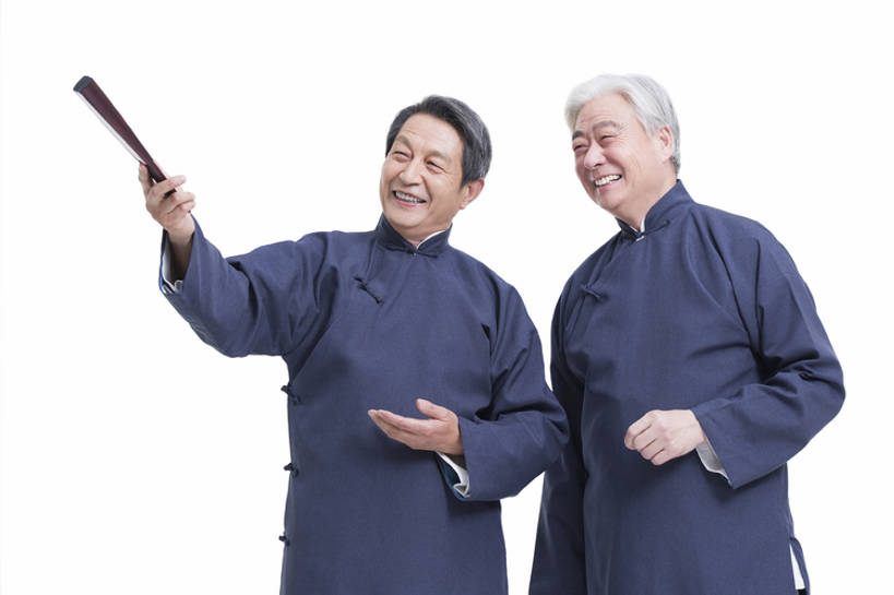 东方人,成年人,老年人,一个人,两个人,笑,微笑,露齿笑,横图,留白,抠图,白色背景,正面,快乐,兴奋,幸福,复古,北京,中国,亚洲,仅一个男性,仅一个人,表演,握,长袍,折扇,古典,年轻,娱乐,表演者,传统,刺激,扮演,站着,仅一个老年男性,活力,乐趣,亲密,握着,摄影,生活方式,幽默,演出,指着,享乐,中国文化,古典风格,东亚,远古,陪同,陪伴,老年男性,男人,男性,亚洲人,中国人,沟通,说话,半身,彩图,影棚拍摄,传统服装,装扮,欢乐,喜剧演员,传统文化,人老心不老,伴随,相声,bj175
