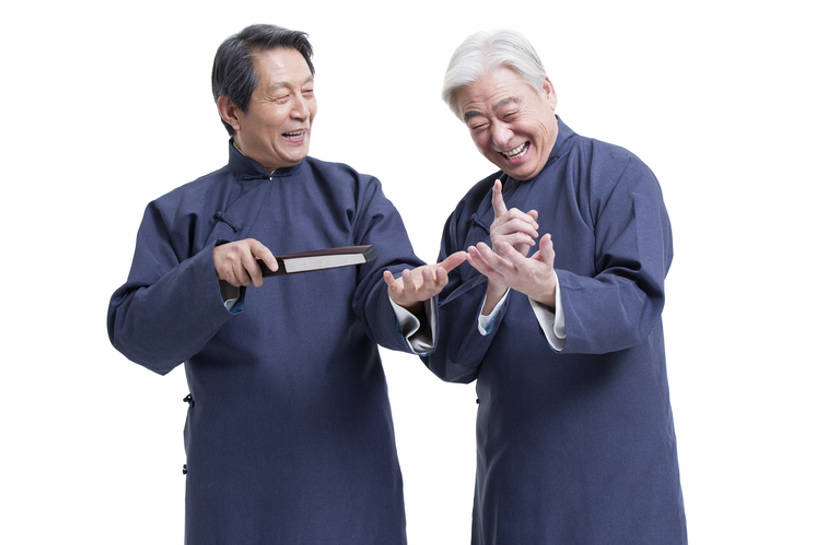 东方人,成年人,老年人,一个人,两个人,笑,微笑,露齿笑,横图,留白,抠图,白色背景,正面,快乐,兴奋,幸福,复古,北京,中国,亚洲,仅一个男性,仅一个人,表演,握,长袍,折扇,古典,年轻,娱乐,表演者,传统,刺激,扮演,手势,站着,仅一个老年男性,活力,乐趣,亲密,握着,摄影,生活方式,幽默,演出,指着,享乐,中国文化,出示,古典风格,东亚,远古,陪同,陪伴,老年男性,男人,男性,亚洲人,中国人,沟通,说话,半身,彩图,影棚拍摄,传统服装,装扮,欢乐,喜剧演员,打手势,传统文化,人老心不老,伴随,相声,bj175