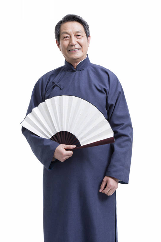 东方人,成年人,老年人,一个人,教师,笑,说,微笑,露齿笑,竖图,留白,抠图,白色背景,正面,快乐,幸福,智慧,复古,北京,中国,亚洲,仅一个男性,仅一个人,表演,握,长袍,折扇,古典,教育,年轻,注视,娱乐,表演者,传统,扮演,观察,看,站着,仅一个老年男性,活力,握着,摄影,生活方式,观看,察看,演出,享乐,关注,智力,中国文化,肖像,古典风格,东亚,远古,老年男性,男人,男性,亚洲人,中国人,讲师,讲话,说话,彩图,影棚拍摄,传统服装,装扮,欢乐,喜剧演员,传统文化,人老心不老,相声,bj175