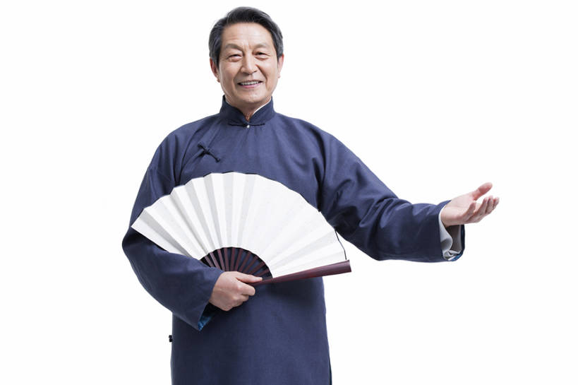 东方人,成年人,老年人,一个人,教师,笑,说,微笑,露齿笑,横图,留白,抠图,白色背景,正面,快乐,幸福,智慧,复古,北京,中国,亚洲,仅一个男性,仅一个人,表演,握,长袍,折扇,古典,教育,年轻,注视,娱乐,表演者,传统,扮演,观察,看,手势,站着,仅一个老年男性,活力,握着,摄影,生活方式,观看,察看,演出,享乐,关注,智力,中国文化,肖像,古典风格,东亚,远古,老年男性,男人,男性,亚洲人,中国人,讲师,讲话,说话,半身,彩图,影棚拍摄,传统服装,装扮,欢乐,喜剧演员,打手势,传统文化,人老心不老,相声,bj175