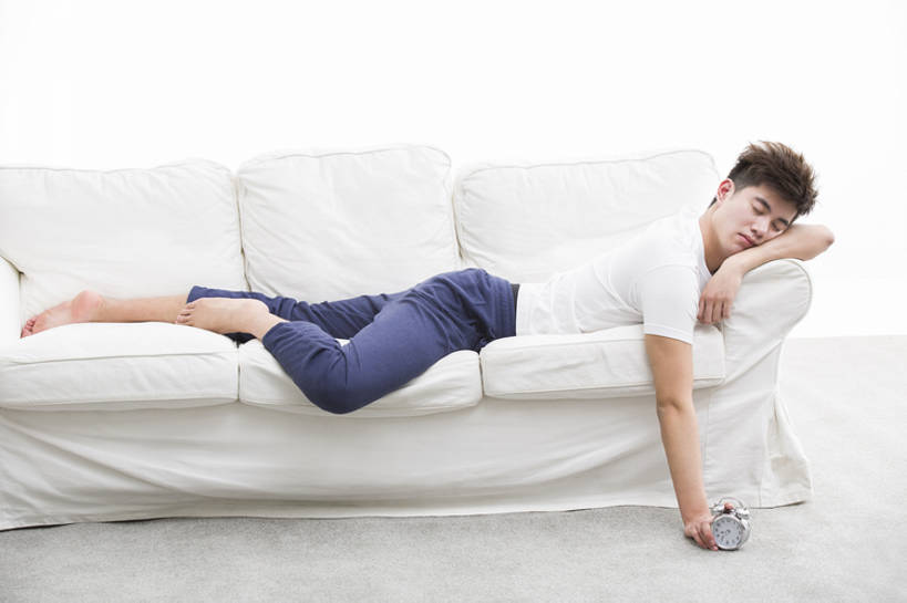 东方人,成年人,一个人,家庭,家,客厅,横图,室内,白天,留白,抠图,白色背景,侧面,地毯,沙发,闹钟,北京,中国,亚洲,仅一个男性,仅一个人,握,时间,房屋,公寓,凌乱,休闲装,光脚,现代,仅一个年轻男性,白色,趴着,休息,休闲,疲倦,温暖,温馨,一家人,赤脚,放松,握着,摄影,生活方式,和睦,疲劳,起居室,住房,疲惫,早晨,消极,房地产,困乏,东亚,疲乏,委顿,疲困,疲顿,疲钝,倦怠,怠倦,怠惰,厌倦,懒散,男人,男性,年轻男性,亚洲人,中国人,年轻人,钟,闭着眼睛,睡觉,躺着,彩图,全身,影棚拍摄,融洽,摆拍,bj175