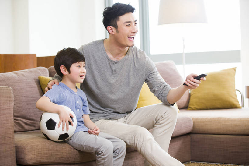 东方人,婴儿,儿童,成年人,两个人,家庭,父母,父亲,儿子,家,客厅,站,笑,微笑,露齿笑,横图,室内,正面,快乐,兴奋,幸福,纯洁,橄榄球,足球,窗户,沙发,电视,北京,中国,亚洲,握,欢呼,并排,房屋,公寓,注视,休闲装,娱乐,现代,刺激,小孩,遥控器,观察,看,站着,休闲,温暖,温馨,表情,父子,一家人,放松,活力,可爱,乐趣,亲密,童年,童趣,搭,握着,摄影,活泼,生长,生活方式,观看,和睦,控制,察看,专心,起居室,住房,享乐,挑选,搭着,关注,亲情,彩电,宝宝,房地产,选择,世界杯,童真,东亚,纯真,烂漫,无邪,陪同,彩色电视机,显像管屏,显像管屏幕,陪伴,无忧无虑,获胜,伶俐,天真,足球运动,男孩,男人,男性,年轻男性,亚洲人,中国人,孩子,年轻人,电视机,休闲活动,站立,坐着,彩图,欢乐,当代,融洽,男生,好消息,伴随,bj175