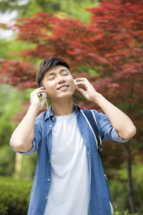东方人,成年人,一个人,学生,学校,微笑,竖图,室外,白天,正面,快乐,幸福,北京,中国,亚洲,仅一个男性,仅一个人,握,书包,教育,音乐,听,休闲装,校园,树,仅一个年轻男性,背包,耳麦,春天,站着,下课,休闲,放松,活力,乐趣,握着,摄影,生活方式,灌木,享乐,东亚,无忧无虑,男人,男性,年轻男性,亚洲人,中国人,年轻人,大学生,休闲活动,闭着眼睛,半身,彩图,欢乐,大学,bj175