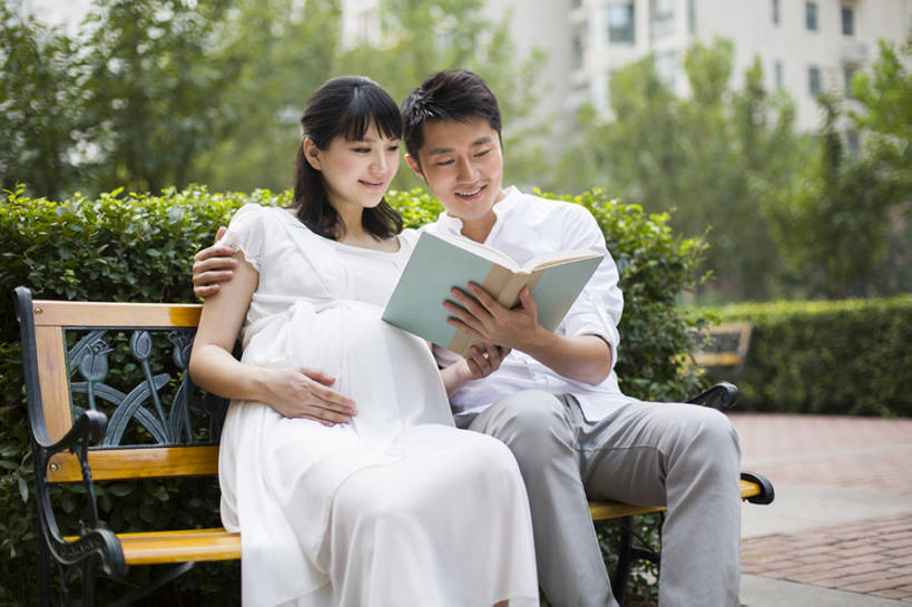 东方人,成年人,孕妇,腹部,两个人,丈夫,妻子,母亲,父亲,捧,笑,摸,微笑,露齿笑,横图,室外,白天,正面,衬衫,快乐,满意,幸福,城市,北京,中国,亚洲,抚摸,并排,长椅,公寓,浪漫,休闲装,夏天,靠,靠着,休闲,健康,怀孕,放松,活力,亲密,搭,读,许愿,摄影,生活方式,希望,胎儿,享乐,待产,孕妇装,搭着,关爱,胎教,东亚,爱抚,陪同,妊娠,准妈妈,陪伴,开端,无忧无虑,男人,男性,年轻男性,年轻女性,女人,女性,亚洲人,中国人,年轻人,情侣,产妇,书,休闲活动,触摸,接触,捧着,拥抱,坐着,彩图,爱,欢乐,深情,和蔼,居住区,伴随,bj175