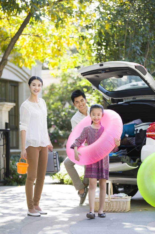 游泳,东方人,儿童,成年人,三个人,家庭,丈夫,妻子,父母,母亲,父亲,女儿,站,笑,微笑,露齿笑,竖图,室外,白天,正面,旅游,度假,快乐,幸福,纯洁,植物,别墅,城市,建筑,汽车,北京,中国,亚洲,行人,游客,游人,连接,握,准备,包,篮子,器材,房屋,机动车,野餐,郊区,注视,休闲装,娱乐,运动器械,现代,路人,旅客,车,小孩,后备箱,游泳圈,交通工具,轿车,观察,看,站着,享受,休闲,温暖,温馨,一家人,健身器械,放松,可爱,亲密,童年,童趣,无辜,握着,运输,摄影,生长,生活方式,观看,生态,和睦,察看,住房,享乐,关爱,关注,载具,亲情,房地产,肖像,健身器材,户外活动,童真,东亚,烂漫,无邪,陪同,陪伴,过客,无忧无虑,天真,男孩,男人,男性,年轻男性,年轻女性,女孩,女人,女性,亚洲人,中国人,孩子,年轻人,情侣,休闲活动,站立,彩图,全身,旅行,欢乐,融洽,野餐篮,运动器材,男生,居住区,摆拍,家用车,伴随,bj175