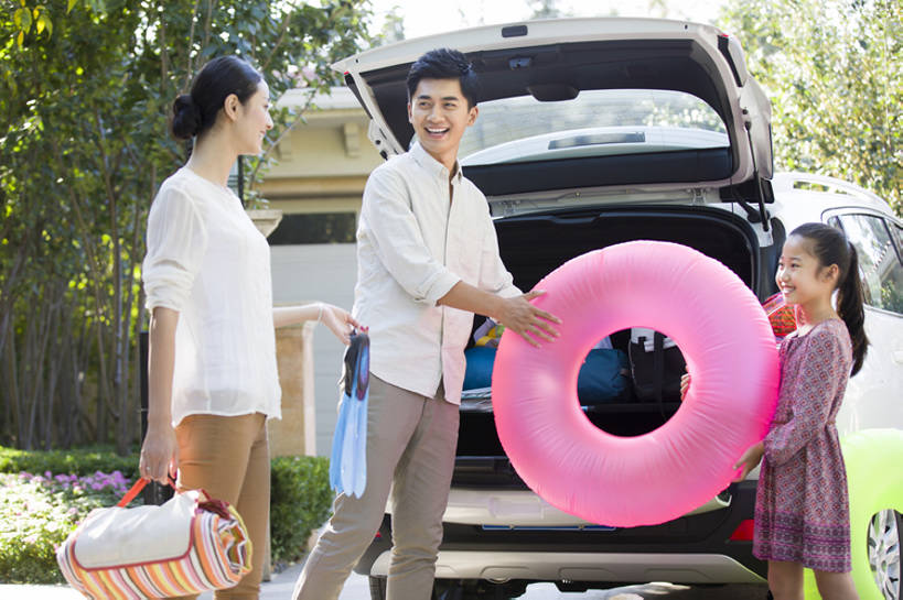 游泳,东方人,儿童,成年人,三个人,家庭,丈夫,妻子,父母,母亲,父亲,女儿,站,笑,微笑,露齿笑,横图,室外,白天,正面,旅游,度假,快乐,幸福,纯洁,植物,别墅,城市,建筑,汽车,北京,中国,亚洲,行人,游客,游人,连接,握,准备,包,篮子,器材,房屋,机动车,野餐,休闲装,娱乐,运动器械,现代,路人,旅客,车,小孩,后备箱,游泳圈,社区,交通工具,轿车,站着,享受,休闲,温暖,温馨,一家人,面对面,健身器械,放松,可爱,亲密,童年,童趣,无辜,握着,运输,摄影,生长,生活方式,离开,脚蹼,生态,和睦,住房,享乐,关爱,载具,亲情,房地产,健身器材,户外活动,装货,童真,东亚,烂漫,无邪,陪同,陪伴,过客,无忧无虑,天真,男孩,男人,男性,年轻男性,年轻女性,女孩,女人,女性,亚洲人,中国人,孩子,年轻人,情侣,休闲活动,说话,站立,彩图,旅行,欢乐,融洽,野餐篮,运动器材,男生,居住区,家用车,伴随,bj175