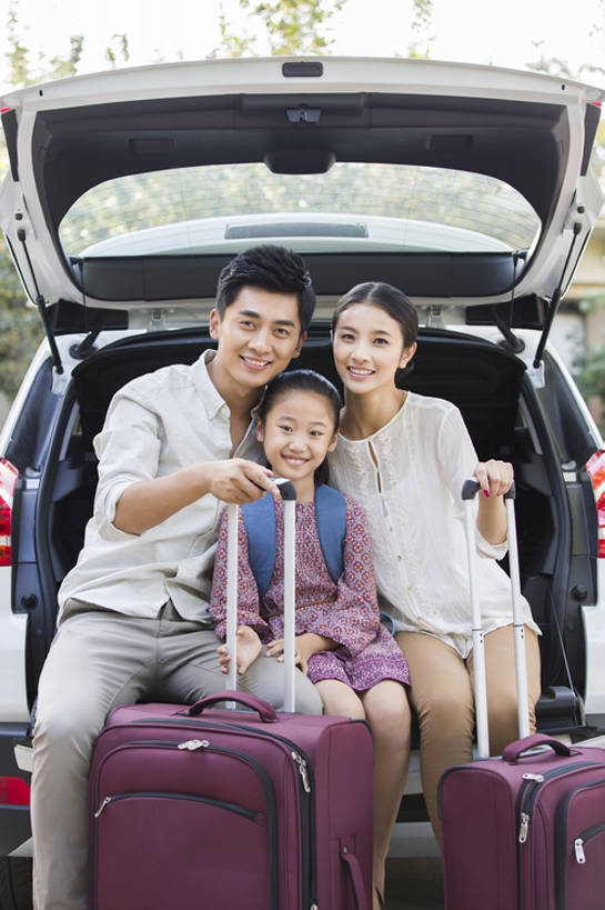 东方人,儿童,成年人,三个人,家庭,丈夫,妻子,父母,母亲,父亲,女儿,站,笑,微笑,露齿笑,竖图,室外,白天,正面,旅游,度假,快乐,幸福,纯洁,植物,别墅,城市,建筑,汽车,手提箱,北京,中国,亚洲,行人,游客,游人,连接,握,准备,并排,拉杆箱,旅行箱,书包,房屋,机动车,注视,休闲装,娱乐,现代,路人,旅客,车,树,小孩,后备箱,行李,行李箱,箱子,交通工具,轿车,观察,看,站着,享受,休闲,温暖,温馨,一家人,放松,活力,可爱,亲密,童年,童趣,无辜,握着,运输,摄影,生长,生活方式,观看,出差,离开,生态,和睦,察看,住房,享乐,合影,关爱,关注,载具,亲情,房地产,肖像,户外活动,装货,童真,东亚,烂漫,无邪,背包客,陪同,陪伴,过客,无忧无虑,天真,男孩,男人,男性,年轻男性,年轻女性,女孩,女人,女性,亚洲人,中国人,孩子,年轻人,情侣,休闲活动,站立,坐着,彩图,旅行,欢乐,融洽,男生,居住区,家用车,伴随,bj175