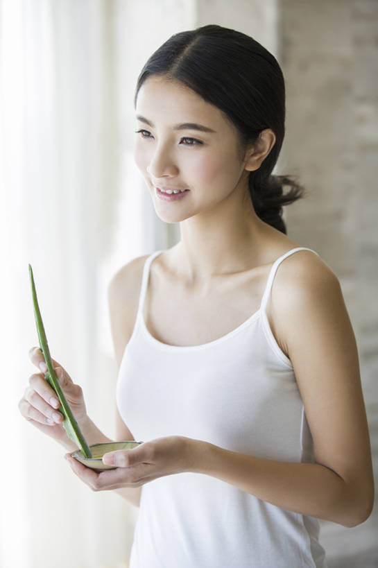 东方人,成年人,脸,头,脸颊,一个人,家庭,家,笑,微笑,露齿笑,竖图,室内,白天,正面,长时间曝光,按摩,美容,时尚,快乐,幸福,植物,浴室,城市,芦荟,北京,中国,亚洲,仅一个年轻女性,仅一个女性,仅一个人,护肤,握,背心,材料,润肤露,房屋,公寓,美丽,休闲装,干净,现代,自然,站着,保养,享受,休闲,健康,温暖,温馨,一家人,放松,想,沉思,握着,SPA水疗,保健,温泉浴场,摄影,生活方式,皮肤,光滑,和睦,优美,享乐,化妆用品,草本,清新,曝光,东亚,纯净,养颜,柔和,细腻,替代疗法,平滑,美化,年轻女性,女人,女性,亚洲人,中国人,年轻人,头部,脸部,脸蛋,面部,矿泉疗养地,半身,彩图,水疗,欢乐,魅力,融洽,美人,例行公事,芦荟胶,bj175