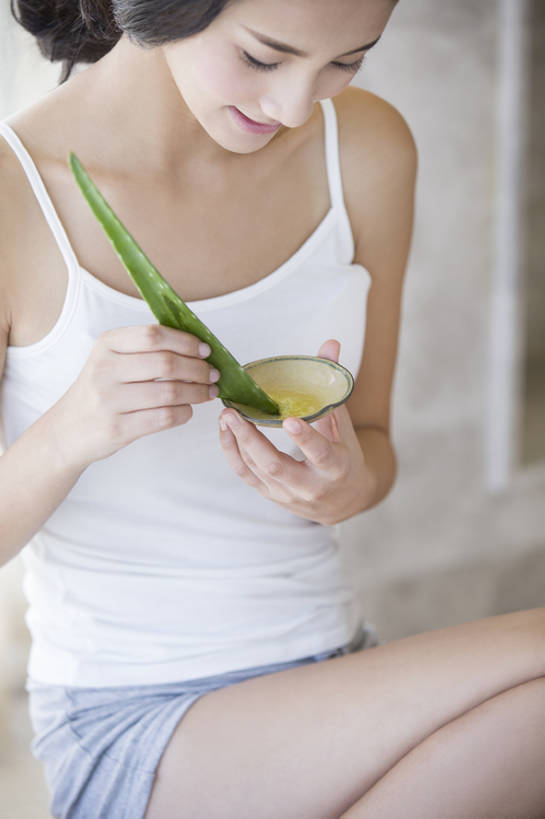 东方人,成年人,脸,头,脸颊,一个人,家庭,家,微笑,竖图,室内,白天,正面,按摩,美容,时尚,快乐,幸福,植物,浴室,城市,芦荟,北京,中国,亚洲,仅一个年轻女性,仅一个女性,仅一个人,护肤,握,准备,背心,材料,润肤露,房屋,公寓,美丽,注视,休闲装,干净,现代,自然,观察,看,保养,享受,休闲,健康,温暖,温馨,一家人,放松,握着,SPA水疗,保健,温泉浴场,摄影,生活方式,观看,皮肤,光滑,和睦,察看,优美,享乐,化妆用品,草本,关注,清新,东亚,纯净,养颜,柔和,细腻,替代疗法,平滑,美化,年轻女性,女人,女性,亚洲人,中国人,年轻人,头部,脸部,脸蛋,面部,矿泉疗养地,坐着,彩图,高角度拍摄,水疗,欢乐,魅力,融洽,美人,例行公事,芦荟胶,bj175