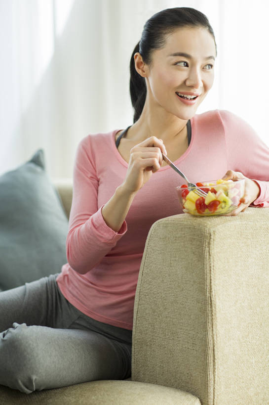 东方人,成年人,一个人,家庭,家,客厅,笑,吃,微笑,露齿笑,竖图,室内,白天,正面,早餐,快乐,幸福,窗户,窗帘,沙发,苹果,猕猴桃,水果,北京,中国,亚洲,仅一个年轻女性,仅一个女性,仅一个人,握,睡衣,叉,房屋,公寓,沙拉,美味,食品,注视,休闲装,现代,水果沙拉,饮食,容器,碗,观察,看,保养,休闲,健康,舒服,温暖,温馨,一家人,放松,握着,保健,摄影,有机食品,生活方式,水果盘,观看,储藏,和睦,察看,起居室,舒适,享乐,早晨,储存,关注,房地产,东亚,健康食物,软垫,无忧无虑,年轻女性,女人,女性,亚洲人,中国人,年轻人,玻璃杯,桔子,圣女果,坐着,彩图,欢乐,融洽,贮存,bj175