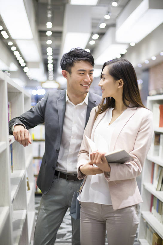 东方人,成年人,两个人,丈夫,妻子,图书馆,商店,笑,微笑,露齿笑,竖图,室内,白天,正面,爱情,购物,时尚,快乐,幸福,消费,书架,城市,北京,中国,亚洲,连接,握,正装,浪漫,现代,顾客,架子,靠,靠着,站着,休闲,健康,温暖,温馨,面对面,恩爱,放松,零售,亲密,读,握着,约会,金融,恋人,摄影,生活方式,和睦,享乐,挑选,付款,购买,爱好,选择,选购,贸易,东亚,浏览室,陪同,血拼,陪伴,男人,男性,年轻男性,年轻女性,女人,女性,亚洲人,中国人,年轻人,情侣,白领,设计,书,休闲活动,说话,彩图,欢乐,书库,图书库,公共图书馆,伴侣,融洽,阅览室,韩版,伴随,bj175