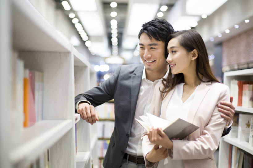 东方人,成年人,两个人,丈夫,妻子,图书馆,商店,笑,微笑,露齿笑,横图,室内,白天,正面,爱情,购物,时尚,快乐,幸福,消费,书架,城市,北京,中国,亚洲,连接,握,正装,浪漫,现代,顾客,架子,靠,靠着,站着,休闲,健康,温暖,温馨,恩爱,放松,零售,亲密,搭,读,握着,约会,金融,恋人,摄影,生活方式,和睦,享乐,挑选,付款,搭着,购买,爱好,选择,选购,贸易,东亚,浏览室,陪同,血拼,陪伴,男人,男性,年轻男性,年轻女性,女人,女性,亚洲人,中国人,年轻人,情侣,白领,设计,书,休闲活动,说话,半身,彩图,欢乐,书库,图书库,公共图书馆,伴侣,融洽,阅览室,韩版,伴随,bj175