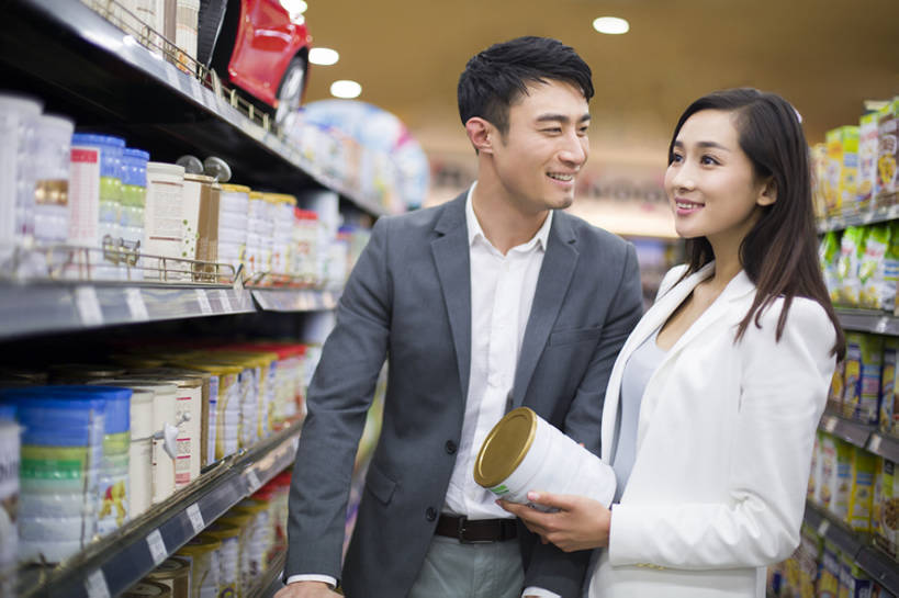 东方人,成年人,两个人,丈夫,妻子,商店,笑,微笑,露齿笑,横图,室内,正面,爱情,购物,时尚,快乐,幸福,消费,城市,商场,北京,中国,亚洲,许多,连接,握,正装,商品,市场,很多,浪漫,货摊,顾客,架子,排列,站着,休闲,温暖,温馨,恩爱,放松,零售,亲密,握着,金融,恋人,摄影,生活方式,和睦,享乐,挑选,购买,奶粉,选择,选购,贸易,百货公司,东亚,陪同,血拼,陪伴,男人,男性,年轻男性,年轻女性,女人,女性,亚洲人,中国人,年轻人,情侣,白领,超级市场,休闲活动,半身,彩图,欢乐,伴侣,融洽,开领,韩版,伴随,bj175