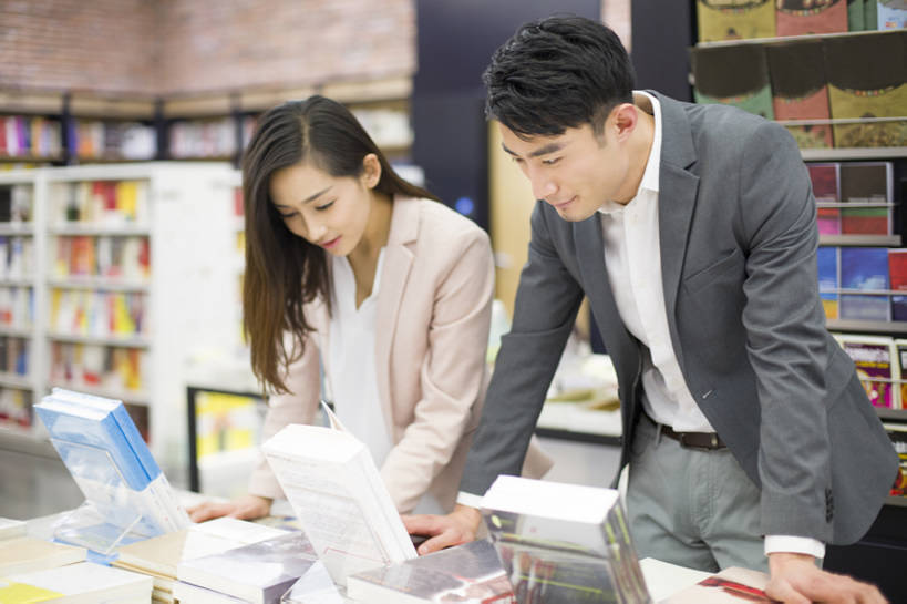 东方人,成年人,两个人,丈夫,妻子,图书馆,商店,笑,微笑,露齿笑,横图,室内,白天,正面,爱情,购物,时尚,快乐,幸福,消费,书架,城市,北京,中国,亚洲,连接,弯腰,正装,并排,浪漫,现代,顾客,架子,靠,靠着,站着,休闲,健康,温暖,温馨,恩爱,放松,零售,亲密,读,约会,金融,恋人,摄影,生活方式,和睦,享乐,挑选,付款,购买,爱好,选择,选购,贸易,东亚,浏览室,陪同,血拼,陪伴,男人,男性,年轻男性,年轻女性,女人,女性,亚洲人,中国人,年轻人,情侣,白领,设计,书,休闲活动,彩图,欢乐,书库,图书库,公共图书馆,伴侣,融洽,阅览室,韩版,伴随,bj175