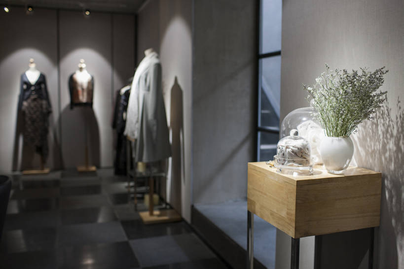 无人,办公室,商店,横图,室内,商务,时尚,集体,窗户,花瓶,纺织品,北京,中国,亚洲,人造模特,利益,现代,花,衣服,团体,财富,创意,摄影,奋斗,道具,照亮,愿望,组织,高雅,服装店,工作室,华贵,努力,手艺,创新,东亚,服装模特,时装模特,模特道具,时装道具,展示道具,服装模特道具,陈列道具,新意,理想,式样,设计,彩图,上流社会,纺织工业,产品设计,bj175