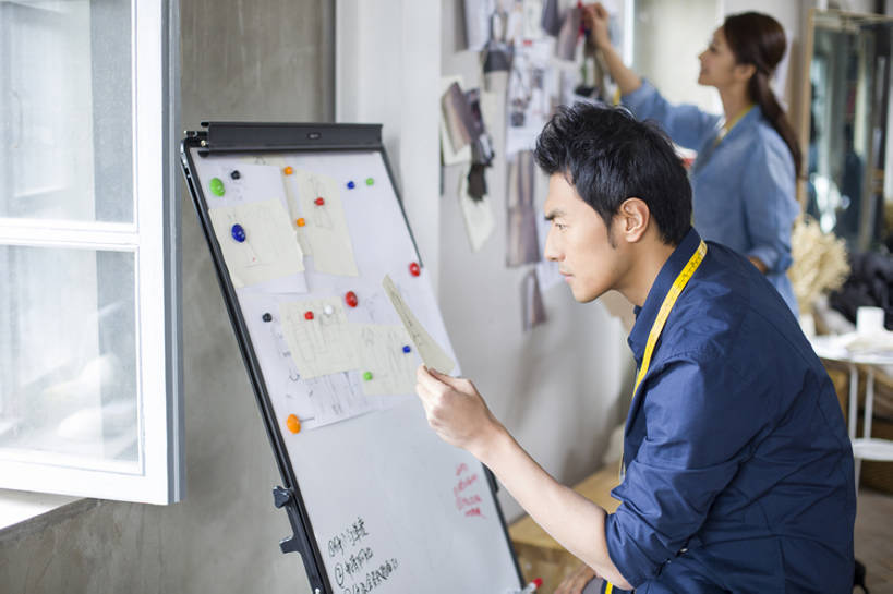 东方人,成年人,两个人,丈夫,妻子,同事,商务人士,设计师,裁缝,办公室,横图,室内,白天,侧面,爱情,商务,时尚,成功,合作,团队,集体,信心,计划,技术,窗户,纺织品,北京,中国,亚洲,握,工作,粘住,告示牌,纸,利益,浪漫,休闲装,现代,队伍,布告栏,白板,卷尺,职业,温暖,温馨,团体,恩爱,规划,亲密,想,握着,恋人,创意,摄影,奋斗,生活方式,技巧,灵感,和睦,愿望,组织,创造力,专心,领导,工作室,成就,努力,手艺,忙碌,合伙,领袖,草图,创新,东亚,陪同,新意,理想,式样,技能,技艺,陪伴,想法,美术工艺,企业家,认真,男人,男性,年轻男性,年轻女性,女人,女性,亚洲人,中国人,年轻人,情侣,美术设计员,设计,设计家,设计者,坐着,半身,彩图,妙技,伴侣,融洽,本领,纺织工业,产品设计,伴随,bj175