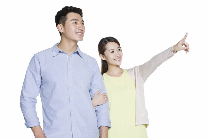 东方人,成年人,两个人,丈夫,妻子,举,笑,微笑,露齿笑,横图,留白,抠图,白色背景,正面,衬衫,爱情,快乐,幸福,北京,中国,亚洲,勾,连接,挽,并排,浪漫,休闲装,手势,托,向上看,站着,休闲,温暖,温馨,恩爱,活力,亲密,勾着,恋人,摄影,生活方式,和睦,指着,享乐,出示,挽着,东亚,陪同,陪伴,无忧无虑,男人,男性,年轻男性,年轻女性,女人,女性,亚洲人,中国人,年轻人,情侣,举起,举手,举着,向上举,向上伸,向上托,张开手臂,半身,彩图,影棚拍摄,欢乐,伴侣,融洽,打手势,伴随,bj175