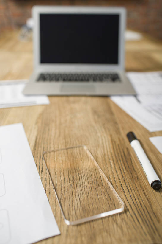 无人,技术人员,竖图,室内,留白,时尚,计划,笔记本电脑,显示器,技术,桌子,静物,手机,玻璃,北京,中国,亚洲,透明,屏幕,文件,纸,办公用品,触摸屏,显示屏,现代,文具,模型,学习用品,摄影,触控板,文具用品,创造力,液晶显示器,便携式,智能手机,输出设备,东亚,发展,无线电技术,技能,设计,技术员,沟通,彩图,计算机软件,程序员,bj175