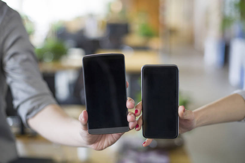 东方人,成年人,中年人,手,两个人,同事,商务人士,工程师,技术人员,商务男性,商务女性,办公室,横图,室内,特写,白天,衬衫,商务,时尚,成功,合作,团队,集体,信心,显示器,互联网,技术,城市,手机,北京,中国,亚洲,握,套装,屏幕,触摸屏,显示屏,现代,队伍,站着,职业,活力,亲密,握着,摄影,介绍,生活方式,触控板,部分,创造力,领导,企业,公司,成就,出示,液晶显示器,商务装,便携式,合伙,领袖,工薪阶层,智能手机,输出设备,东亚,发展,陪同,无线电技术,技能,陪伴,男人,男性,年轻女性,女人,女性,中年男性,亚洲人,中国人,年轻人,白领,上班族,设计,技术员,沟通,张开手臂,彩图,衬衣,办公室职员,计算机软件,程序员,伴随,bj175