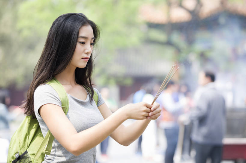 东方人,成年人,一个人,学生,寺庙,横图,室外,白天,正面,旅游,度假,运气,名胜古迹,标志建筑,城市,地标,建筑,北京,中国,亚洲,仅一个年轻女性,仅一个女性,仅一个人,行人,游客,游人,握,包,建筑群,燃烧,T恤,休闲装,娱乐,建设,传统,路人,旅客,背包,祈祷,站着,享受,休闲,熏香,旅游胜地,放松,握着,许愿,摄影,宗教,佛教,生活方式,保护,中国文化,东亚,宗教用品,东亚文化,背包客,雍和宫,古代文明,过客,年轻女性,女人,女性,亚洲人,中国人,年轻人,大学生,休闲活动,半身,彩图,旅行,礼拜堂,传统文化,bj175