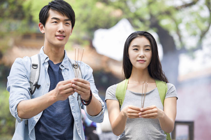 东方人,成年人,两个人,学生,寺庙,横图,室外,白天,正面,爱情,旅游,度假,运气,名胜古迹,标志建筑,城市,地标,建筑,北京,中国,亚洲,行人,游客,游人,连接,握,并排,包,建筑群,浪漫,燃烧,T恤,休闲装,娱乐,建设,传统,路人,旅客,背包,祈祷,站着,享受,休闲,温暖,温馨,熏香,旅游胜地,恩爱,放松,亲密,握着,许愿,约会,恋人,摄影,宗教,佛教,生活方式,保护,和睦,中国文化,东亚,宗教用品,东亚文化,背包客,陪同,雍和宫,古代文明,陪伴,过客,男人,男性,年轻男性,年轻女性,女人,女性,亚洲人,中国人,年轻人,情侣,大学生,休闲活动,半身,彩图,旅行,礼拜堂,伴侣,融洽,传统文化,伴随,bj175