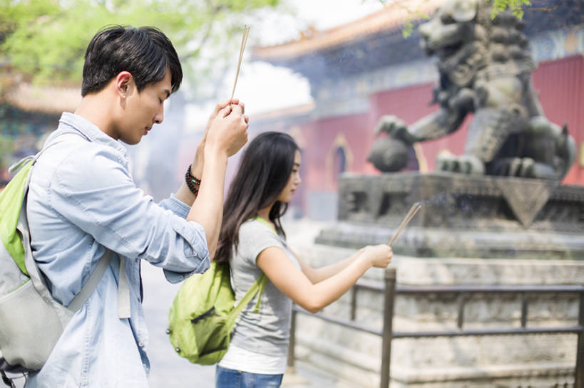 东方人,成年人,两个人,学生,寺庙,横图,室外,白天,侧面,爱情,旅游,度假,运气,名胜古迹,标志建筑,城市,地标,建筑,北京,中国,亚洲,行人,游客,游人,连接,握,并排,包,建筑群,浪漫,燃烧,T恤,休闲装,娱乐,建设,传统,路人,旅客,背包,祈祷,站着,享受,休闲,温暖,温馨,熏香,旅游胜地,恩爱,放松,亲密,握着,许愿,约会,恋人,摄影,宗教,佛教,生活方式,保护,和睦,中国文化,东亚,宗教用品,东亚文化,背包客,陪同,雍和宫,古代文明,陪伴,过客,男人,男性,年轻男性,年轻女性,女人,女性,亚洲人,中国人,年轻人,情侣,大学生,休闲活动,闭着眼睛,半身,彩图,旅行,礼拜堂,伴侣,融洽,传统文化,伴随,bj175