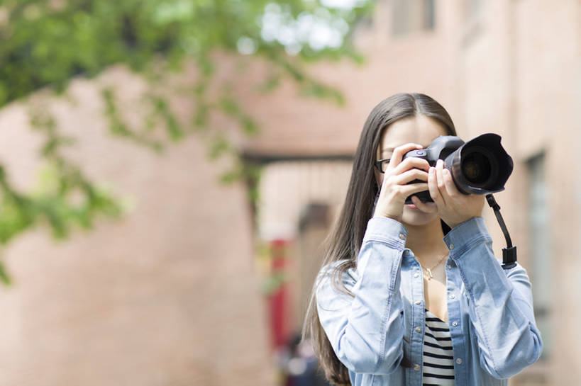 东方人,成年人,脸,头,脸颊,一个人,摄影师,横图,室外,白天,正面,度假,时尚,快乐,幸福,信心,美景,城市风光,城市,建筑,相机,北京,中国,亚洲,仅一个年轻女性,仅一个女性,仅一个人,握,艺术,工作,眼镜,景观,休闲装,娱乐,现代,创意园,肩膀,拍照,数码相机,站着,职业,享受,休闲,独立,景色,放松,个性,握着,艺术家,摄影,生活方式,单反相机,专心,享乐,都市风光,爱好,东亚,技能,年轻女性,女人,女性,亚洲人,中国人,年轻人,头部,脸部,脸蛋,面部,白领,彩图,欢乐,照相,传媒,bj175