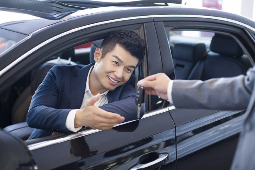 东方人,成年人,脸,头,脸颊,手,两个人,商务人士,服务员,司机,商务男性,商店,笑,微笑,露齿笑,横图,室内,白天,正面,衬衫,购物,商务,时尚,快乐,幸福,热情,成功,消费,窗户,城市,汽车,北京,中国,亚洲,握,套装,正装,工作,商品,机动车,钥匙,现代,顾客,肩膀,座位,车,交通工具,轿车,手势,站着,职业,休闲,舒服,决定,零售,亲密,同意,服务,握着,财富,金融,运输,摄影,生活方式,展览,展厅,部分,便利,舒适,享乐,挑选,购买,载具,华贵,销售,商务装,选择,车钥匙,驾驶室,豪华轿车,试车,车座,贩卖,选购,贸易,工薪阶层,驾驶座,东亚,陪同,血拼,销售人员,陪伴,陈列室,男人,男性,年轻男性,亚洲人,中国人,年轻人,头部,手臂,脸部,脸蛋,面部,白领,服务生,上班族,侍者,售货员,坐着,彩图,衬衣,欢乐,给予,打手势,开领,家用车,伴随,bj175