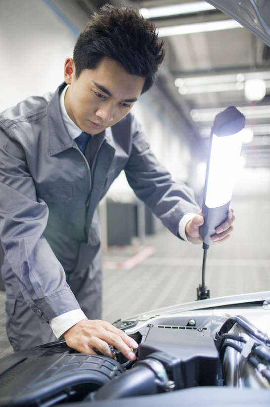 东方人,成年人,一个人,服务员,修理工,工程师,技术人员,工厂,商店,竖图,室内,白天,正面,信心,车间,零件,城市,汽车,北京,中国,亚洲,仅一个男性,仅一个人,弯腰,握,检查,工作,机动车,注视,现代,车,工人,仅一个年轻男性,交通工具,轿车,观察,看,站着,职业,发动机,服务,握着,运输,摄影,生活方式,查看,观看,修理,展厅,照亮,察看,专心,照明设备,关注,载具,防护服,问题,手电筒,修理厂,引擎盖,豪华轿车,汽车部件,东亚,汽车修理厂,技能,机件,认真,男人,男性,年轻男性,亚洲人,中国人,年轻人,服务生,侍者,员工,技术员,彩图,制造厂,机械工人,匠人,劳动者,体力工,技工,官位,官职,职位,工人阶级,家用车,bj175
