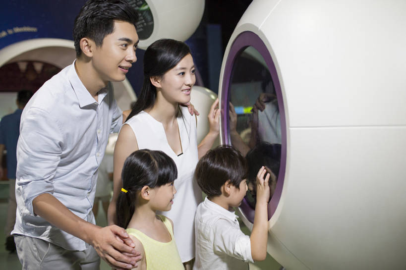 东方人,儿童,成年人,四个人,家庭,夫妻,丈夫,妻子,父母,母亲,父亲,女儿,儿子,兄弟,姐妹,博物馆,站,笑,微笑,露齿笑,横图,室内,白天,侧面,爱情,度假,快乐,幸福,纯洁,神秘,科技,北京,中国,亚洲,行人,游客,游人,连接,科学,屏幕,器材,教育,浪漫,玩,休闲装,路人,旅客,小孩,自然,看,站着,休闲,温暖,温馨,父子,母子,一家人,恩爱,父爱,可爱,乐趣,母爱,亲密,探索,童年,童趣,恋人,摄影,生长,生活方式,展览,和睦,眼球,知识,享乐,关爱,科技馆,亲情,童真,东亚,烂漫,无邪,陪同,陪伴,过客,无忧无虑,天真,男孩,男人,男性,年轻男性,年轻女性,女孩,女人,女性,亚洲人,中国人,孩子,年轻人,夫妇,情侣,休闲活动,站立,半身,彩图,旅行,欢乐,伴侣,融洽,男生,中国科技馆,好奇心,伴随,bj175