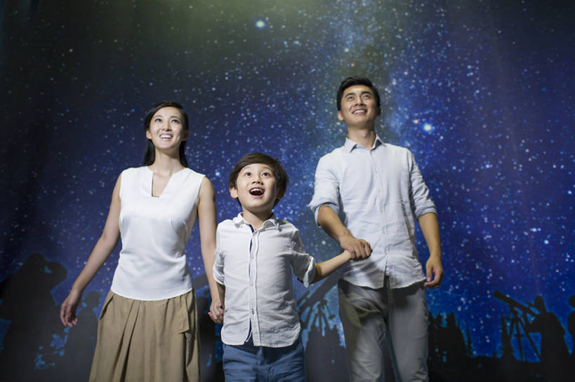 东方人,儿童,成年人,三个人,家庭,丈夫,妻子,父母,母亲,父亲,儿子,博物馆,站,笑,微笑,露齿笑,横图,室内,夜晚,正面,仰视,度假,快乐,兴奋,探险,幸福,纯洁,科技,北京,中国,亚洲,行人,游客,游人,连接,并排,科学,太空,星星,教育,玩,休闲装,路人,旅客,刺激,小孩,天空,自然,看,向上看,站着,休闲,温暖,温馨,一家人,可爱,乐趣,亲密,童年,童趣,摄影,银河,生长,生活方式,展览,照亮,和睦,知识,享乐,关爱,科技馆,亲情,童真,东亚,烂漫,无邪,天文学,陪同,陪伴,过客,无忧无虑,天真,震惊,男孩,男人,男性,年轻男性,年轻女性,女人,女性,亚洲人,中国人,孩子,年轻人,情侣,休闲活动,手牵手,站立,彩图,低角度拍摄,旅行,欢乐,融洽,男生,中国科技馆,好奇心,伴随,bj175