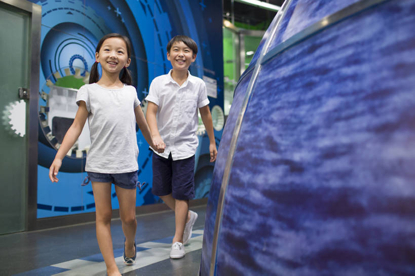 东方人,儿童,两个人,兄弟,姐妹,博物馆,站,笑,微笑,露齿笑,横图,室内,正面,快乐,友谊,幸福,纯洁,北京,中国,亚洲,行人,游客,游人,学习,短裤,并排,科学,首都,教育,玩,休闲装,路人,旅客,小孩,看,站着,休闲,短袖,放松,可爱,乐趣,亲密,童年,童趣,摄影,生长,生活方式,展览,享乐,亲情,拜访,童真,东亚,烂漫,无邪,陪同,中华人民共和国,北京市,京,北平,华北地区,朝阳区,陪伴,过客,无忧无虑,天真,男孩,男人,男性,女孩,亚洲人,中国人,孩子,步行,手牵手,站立,彩图,全身,旅行,欢乐,中国科学技术馆,男生,中国科技馆,好奇心,伴随,bj175