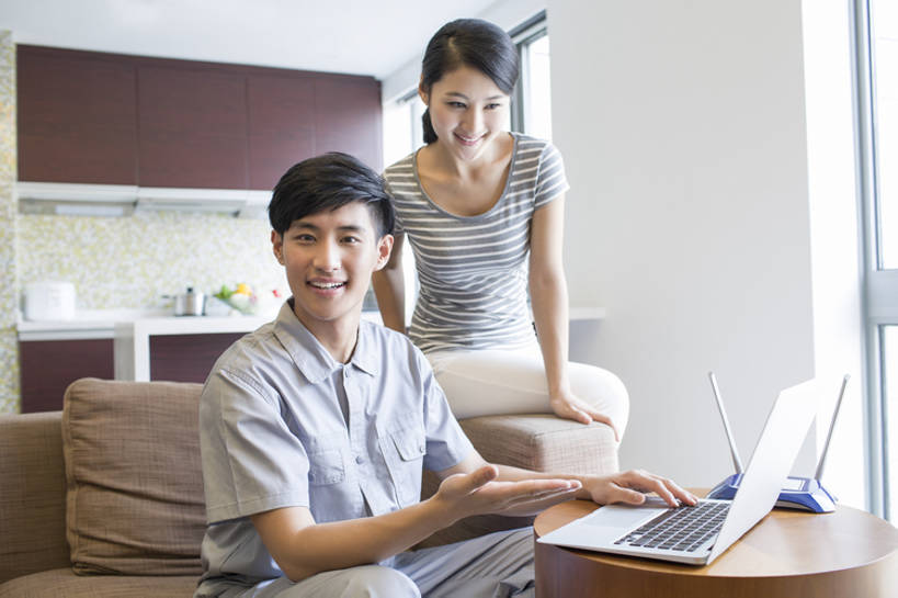 东方人,成年人,两个人,服务员,修理工,工程师,技术人员,客厅,笑,微笑,露齿笑,横图,室内,白天,正面,制服,快乐,幸福,成功,信心,笔记本电脑,互联网,技术,窗户,沙发,桌子,北京,中国,亚洲,连接,敲打,联系,T恤,注视,休闲装,输入,顾客,打字,观察,看,手势,职业,亲密,服务,摄影,介绍,生活方式,观看,技巧,修理,点击,敲击,工程,察看,专心,起居室,享乐,关注,出示,手艺,问题,计算机设备,路由器,东亚,陪同,无线电技术,责任,技能,技艺,陪伴,解决,按键,计算机,男人,男性,年轻男性,年轻女性,女人,女性,亚洲人,中国人,年轻人,服务生,侍者,技术员,说话,坐着,彩图,欢乐,妙技,打手势,本领,网络安全防护,程序员,客房服务,态度,伴随,bj175