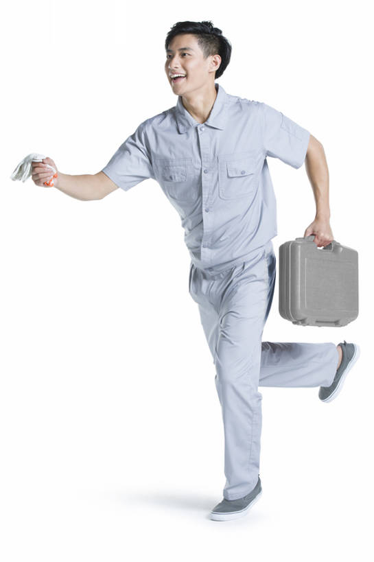 东方人,成年人,一个人,服务员,修理工,工程师,跑,笑,微笑,露齿笑,竖图,留白,抠图,白色背景,正面,制服,快乐,幸福,信心,北京,中国,亚洲,仅一个男性,仅一个人,握,工具,工人,仅一个年轻男性,手套,职业,工具箱,服务,握着,摄影,生活方式,修理,迅速,工程,享乐,东亚,责任,技能,男人,男性,年轻男性,亚洲人,中国人,年轻人,服务生,侍者,员工,技术员,彩图,全身,影棚拍摄,欢乐,匠人,劳动者,体力工,工人阶级,广角,bj175