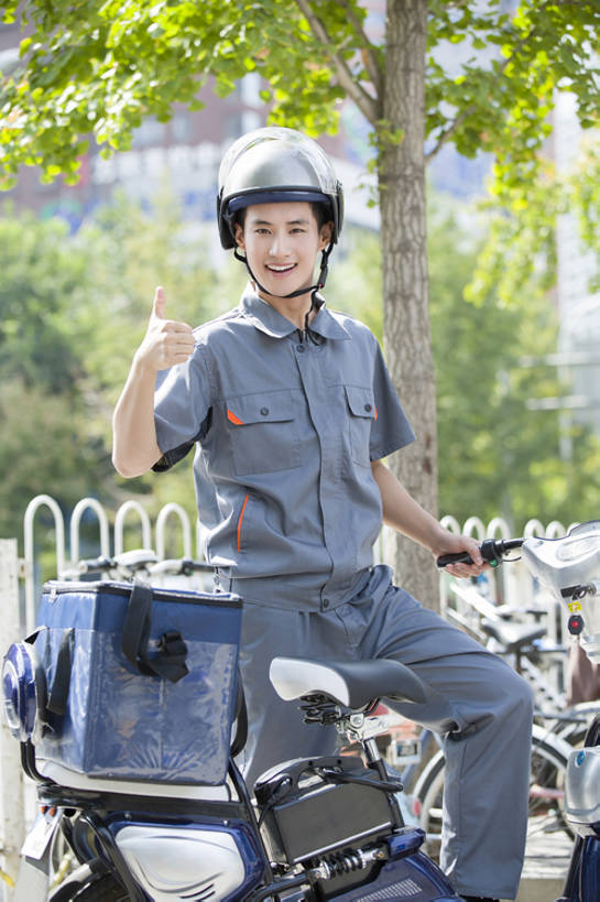 东方人,成年人,一个人,服务员,笑,微笑,露齿笑,竖图,室外,白天,正面,制服,度假,晚餐,午餐,快乐,幸福,智慧,热情,信心,美景,城市风光,城市,建筑,摩托车,自行车,北京,日光,中国,亚洲,仅一个男性,仅一个人,突出,工作,头盔,景观,食品,饮品,注视,娱乐,称赞,表扬,饮食,餐饮,车,脚踏车,盒子,树,食物,饮料,工人,仅一个年轻男性,骑,交通工具,快餐,观察,看,手势,站着,快递员,职业,享受,休闲,景色,放松,竖,服务,运输,摄影,生活方式,观看,翘,高,发送,迅速,察看,便利,享乐,夸奖,效率,优秀,都市风光,关注,可口,运送,载具,贩卖,东亚,好,妙,顺利,出色,超群,杰出,卓越,奇妙,责任,适口,聪明,男人,男性,年轻男性,亚洲人,中国人,年轻人,大拇指,服务生,侍者,员工,彩图,欢乐,匠人,劳动者,体力工,打手势,递送,工人阶级,bj175