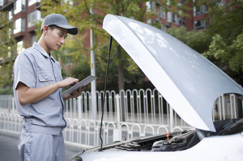 东方人,成年人,一个人,服务员,修理工,工程师,技术人员,横图,室外,白天,侧面,制服,度假,技术,美景,城市风光,城市,道路,街道,路,公路,汽车,帽子,北京,中国,亚洲,仅一个男性,仅一个人,握,检查,景观,机动车,交通,注视,娱乐,车,工人,仅一个年轻男性,交通工具,轿车,观察,看,站着,职业,享受,休闲,发动机,鸭舌帽,景色,放松,服务,握着,运输,摄影,生活方式,查看,观看,修理,察看,专心,都市风光,关注,载具,问题,引擎盖,平板电脑,东亚,无线电技术,技能,男人,男性,年轻男性,亚洲人,中国人,年轻人,服务生,侍者,员工,马路,技术员,彩图,机械工人,匠人,劳动者,体力工,技工,工人阶级,家用车,bj175