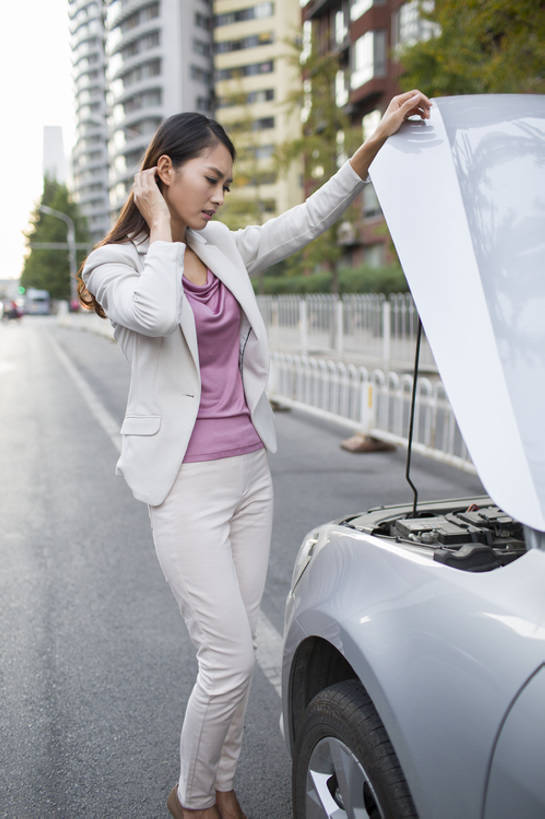 东方人,成年人,一个人,商务人士,司机,商务女性,竖图,室外,白天,正面,度假,时尚,美景,城市风光,城市,道路,街道,路,公路,汽车,北京,中国,亚洲,仅一个年轻女性,仅一个女性,仅一个人,握,套装,正装,景观,机动车,交通,注视,娱乐,车,交通工具,轿车,观察,看,站着,享受,休闲,皱眉,发动机,景色,放松,握着,运输,摄影,生活方式,观看,察看,忧虑,都市风光,关注,载具,问题,引擎盖,东亚,迷惑,认真,年轻女性,女人,女性,亚洲人,中国人,年轻人,白领,马路,彩图,全身,办公室职员,家用车,bj175