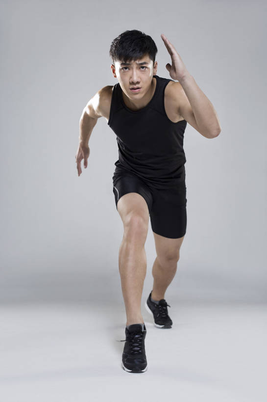 东方人,成年人,一个人,运动员,跑,竖图,留白,正面,运动服,锻炼,快乐,比赛,运动,信心,竞争,赛跑,北京,中国,亚洲,仅一个男性,仅一个人,灰色背景,服装,竞技运动,训练,娱乐,现代,仅一个年轻男性,衣服,保养,休闲,健康,活力,保健,摄影,服饰,生活方式,张开双腿,踮脚,迅速,专心,练习,敏捷,体育运动,衣着,穿着,决心,努力,爱好,塑身,田径运动员,田径运动,挑战,东亚,衣饰,展开双腿,体育活动,体育,男人,男性,年轻男性,亚洲人,中国人,年轻人,体育运动员,运动选手,张开手臂,彩图,全身,影棚拍摄,健身,伸展双腿,运动装,韧性,bj175