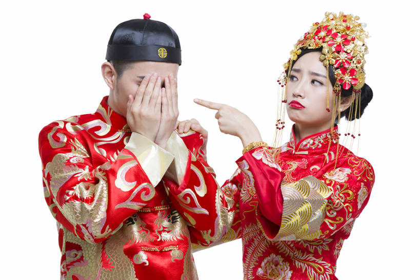 东方人,成年人,两个人,夫妻,丈夫,妻子,新娘,新郎,举,横图,抠图,白色背景,正面,婚纱,爱情,婚礼,快乐,帽子,纺织品,珠宝,刺绣,北京,中国,亚洲,花纹,风俗,生气,庆祝,装饰,并排,龙,符号,丝绸,头饰,图案,古典,结婚,浪漫,传统,红色,装饰物,手势,托,站着,概念,温暖,温馨,喜庆,恩爱,精神,淘气,搭,责备,遮,遮掩,恋人,摄影,手镯,生活方式,纪念,幽默,悲伤,凤冠,和睦,掩盖,指着,仪式,伤心,遮挡,风格,难过,搭着,中国文化,问题,典礼,蜜月,进攻,古典风格,东亚,遮盖,陪同,新婚,凤冠霞帔,悲哀,掩饰,支配,哀痛,悲戚,悲痛,制度,陪伴,开端,欺凌,男人,男性,年轻男性,年轻女性,女人,女性,亚洲人,中国人,年轻人,夫妇,情侣,举起,举手,举着,向上举,向上伸,向上托,半身,彩图,影棚拍摄,传统服装,高兴,困窘,伴侣,唐装,融洽,金子,打手势,传统文化,订婚,菲尼克斯市,伴随,bj175