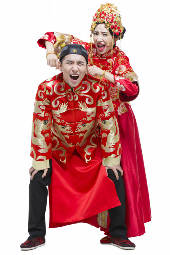 东方人,成年人,耳朵,两个人,夫妻,丈夫,妻子,新娘,新郎,蹲,拉,竖图,抠图,白色背景,正面,婚纱,爱情,婚礼,快乐,帽子,纺织品,珠宝,刺绣,北京,中国,亚洲,连接,花纹,风俗,生气,庆祝,装饰,龙,符号,丝绸,头饰,图案,古典,结婚,浪漫,玩,大喊,注视,传统,红色,装饰物,观察,看,站着,张嘴,概念,温暖,温馨,喜庆,皱眉,恩爱,活力,精神,淘气,恋人,摄影,手镯,生活方式,观看,张开双腿,纪念,幽默,悲伤,凤冠,和睦,察看,仪式,伤心,暴力,风格,难过,关注,中国文化,痛苦,扮鬼脸,问题,典礼,蜜月,进攻,古典风格,张大嘴巴,东亚,陪同,新婚,凤冠霞帔,悲哀,支配,哀痛,悲戚,悲痛,制度,陪伴,展开双腿,开端,欺凌,男人,男性,年轻男性,年轻女性,女人,女性,亚洲人,中国人,年轻人,耳,耳部,夫妇,情侣,张开嘴,彩图,全身,影棚拍摄,传统服装,高兴,伴侣,唐装,融洽,金子,伸展双腿,传统文化,订婚,菲尼克斯市,伴随,bj175