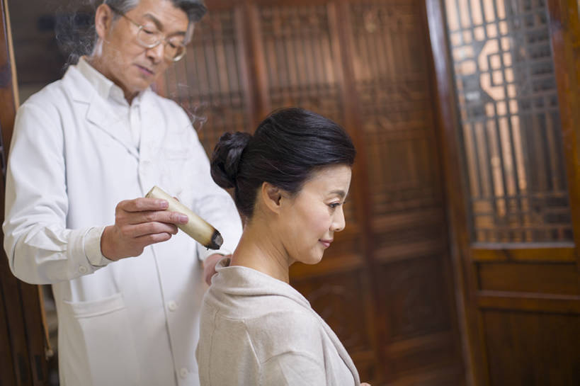 东方人,成年人,中年人,老年人,脸,头,脸颊,脖子,两个人,医生,病人,商店,微笑,横图,室内,白天,侧面,幸福,技术,植物,金属制品,北京,中国,亚洲,握,工作,医学,金属,工具,眼镜,草药,药草,燃烧,热,休闲装,文化,商铺,传统,中药,肩膀,药店,站着,医护人员,医疗人员,职业,保养,健康,烟,放松,亲密,治疗,握着,保健,人体,摄影,药房,药铺,生活方式,技巧,经络,皮肤,后背,医疗,疾病,穴位,享乐,中国文化,手艺,针灸,药材,中草药,调和,中药房,中医,东亚,实验服,陪同,医治,中药材,本草,市肆,商号,替代疗法,疏通,技能,技艺,陪伴,艾灸,灸法,针法,中医学,老年男性,老年女性,男人,男性,女人,女性,亚洲人,中国人,头部,脸部,脸蛋,面部,大夫,坐着,半身,彩图,欢乐,店铺,妙技,传统文化,本领,汉医,温灸棒,艾灸棒,门诊部,物理疗法,伴随,诊疗室,bj175