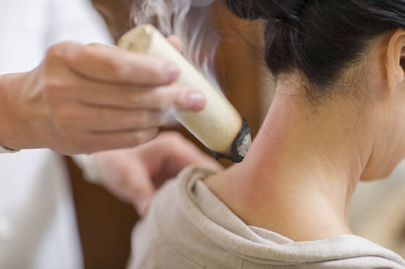 东方人,成年人,中年人,老年人,脸,头,脸颊,脖子,手,两个人,医生,病人,商店,横图,室内,白天,技术,植物,金属制品,北京,中国,亚洲,握,工作,医学,金属,工具,草药,药草,燃烧,热,休闲装,文化,商铺,传统,中药,肩膀,背面,药店,站着,医护人员,医疗人员,职业,保养,健康,烟,放松,亲密,治疗,握着,保健,人体,摄影,药房,药铺,生活方式,技巧,经络,皮肤,部分,后背,医疗,疾病,穴位,中国文化,手艺,针灸,药材,中草药,调和,中药房,中医,东亚,陪同,医治,中药材,本草,市肆,商号,替代疗法,疏通,技能,技艺,陪伴,艾灸,灸法,针法,中医学,老年男性,老年女性,男人,男性,女人,女性,亚洲人,中国人,头部,脸部,脸蛋,面部,大夫,坐着,彩图,店铺,妙技,传统文化,本领,汉医,温灸棒,艾灸棒,门诊部,物理疗法,伴随,诊疗室,bj175