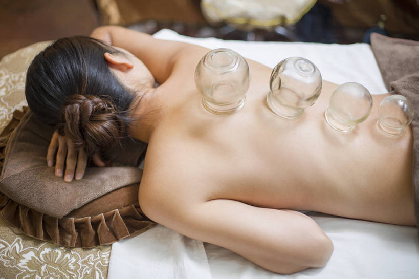 东方人,成年人,一个人,医生,横图,室内,白天,植物,床,北京,中国,亚洲,仅一个年轻女性,仅一个女性,仅一个人,透明,医学,草药,药草,床单,文化,被子,传统,裸露,中药,排列,背面,医疗用品,趴着,医护人员,医疗人员,保养,健康,放松,治疗,保健,人体,摄影,生活方式,皮肤,后背,真空,医疗,疾病,被单,中国文化,裸,医疗器械,药材,中草药,拔火罐,中医,火罐,东亚,按摩床,医治,中药材,本草,替代疗法,拔罐,拔罐疗法,拔罐子,火罐疗法,中医学,年轻女性,女人,女性,亚洲人,中国人,年轻人,大夫,玻璃杯,躺着,半身,彩图,高角度拍摄,搓背床,理疗床,美容床,指压床,传统文化,汉医,物理疗法,bj175